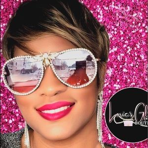 Hi! I’m Lorie, your Posher! Happy Shopping!💋